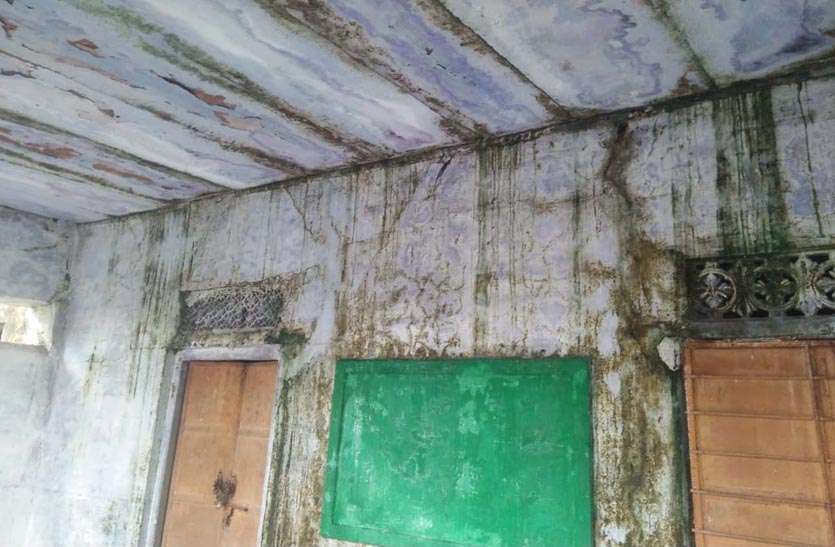 parents-fear-fear-due-to-damaged-school-building स्कूल भवन क्षतिग्रस्त होने से अभिभावकों में डर का माहोल, बच्चों को विद्यालय भेजना भी किया बंद