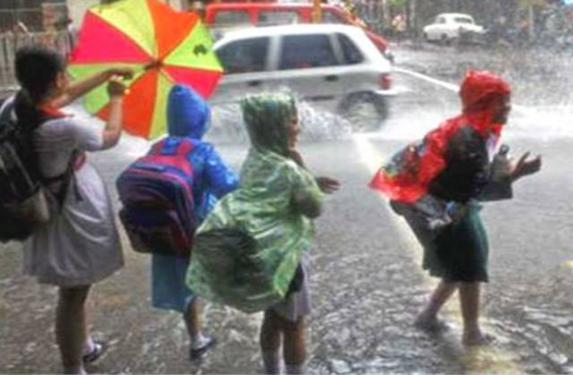 Holiday declared in schools मध्यप्रदेश में भारी बारिश से कई जिलों के स्कूलों में एक दिन का अवकाश घोषित