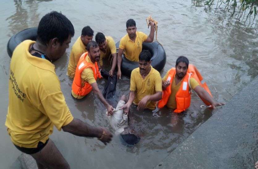 chittorgarh मशक्कत के बाद गोताखोरों ने 14 घंटे बाद निकाला शव