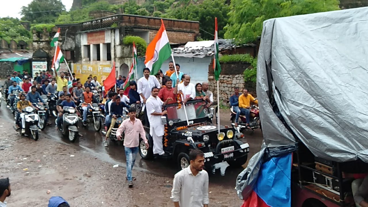 The impact of the tricolor tour in city and rural areas देश भक्ति गीतों के साथ निकाली तिरंगा यात्रा