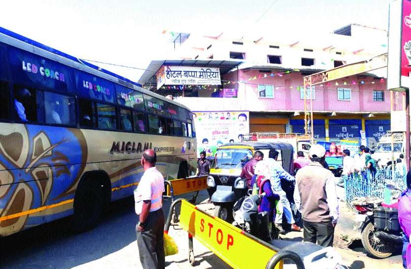 Attention in buses not being given to passengers यात्रियों को नहीं दी जा रही बसों में तव्वजो