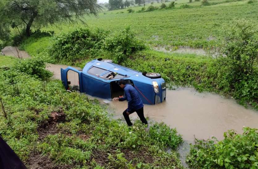 flood Flood: भारी बारिश में बह गई कार, ड्राइवर समेत दो शिक्षिकाएं लापता