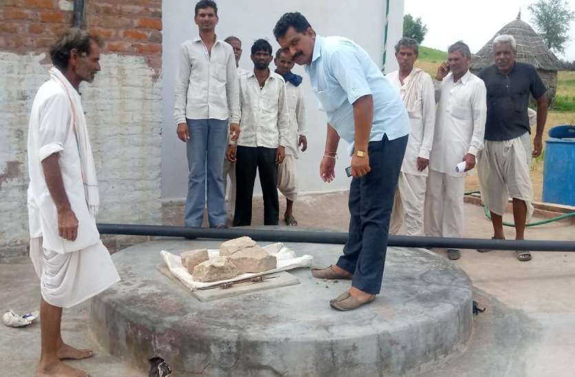 Accused of putting poisonous substance in the pool with the intention of killing जान से मारने की नीयत से कुंड में जहरीला पदार्थ डालने का आरोप