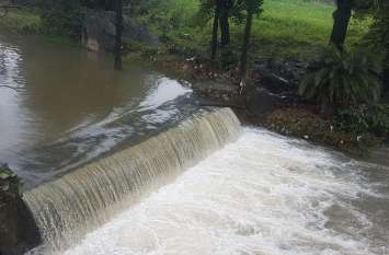 Five and a half inches of rain in Mount Abu VIDEO माउंट आबू में साढ़े पांच इंच बारिश, जलस्रोतों में पानी की आवक जारी