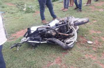 Two people die in road accident Breaking News- घर से 100 मीटर पहले खड़ी थी भाइयों की मौत, कार ने रौंदा