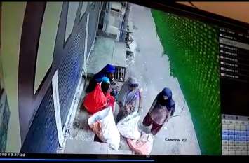 live thief of a cloth shop in damoh बकौली चौक के समीप शटर तोड़कर कपड़ा दुकान में चोरी