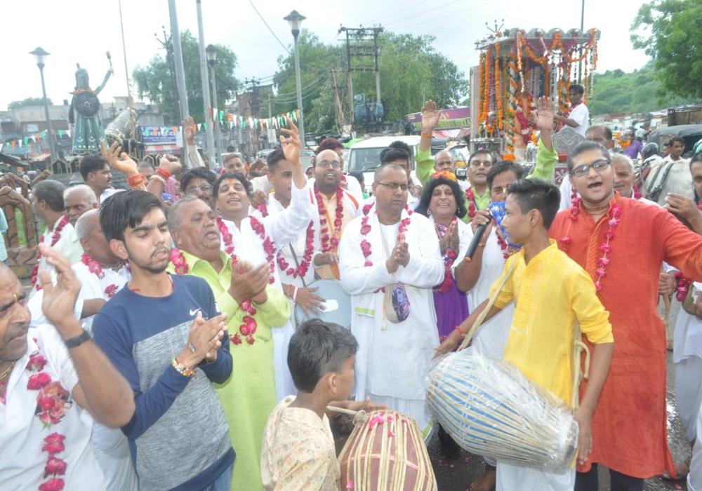 SHRIKRISHNA JANMASHTMI program starts in jhansi SHRIKRISHNA JANMASHTMI: हरिनाम संकीर्तन शोभायात्रा के साथ शुरू हुए ये कार्यक्रम