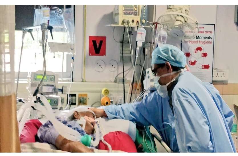 shivraj Babu lal gaur on ventilator भाजपा नेता की हालत गंभीर, वेंटिलेटर पर, हालचाल जानने पहुंचे दिग्गज नेता