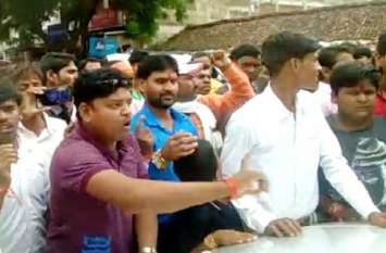 Villagers surrounded as a child thief in Singrauli होटल में काम कर रहे नाबालिग से श्रम निरीक्षक कर रहे थे पूछताछ, ग्रामीणों ने बच्चा चोर समझकर घेरा