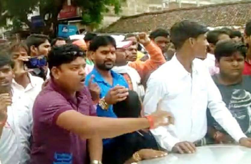 Villagers surrounded as a child thief in Singrauli होटल में काम कर रहे नाबालिग से श्रम निरीक्षक कर रहे थे पूछताछ, ग्रामीणों ने बच्चा चोर समझकर घेरा