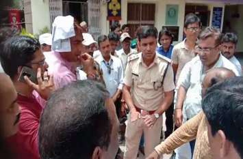 bouncers and police stop parents to protest in Saint Xaviers school सुबह सवेरे बच्चों के साथ पेरेंट्स भी पहुंचे स्कूल, वो गए क्लास तो इधर ये बैठे धरने पर, वीडियो में देखें फिर क्या हुआ उसके बाद !
