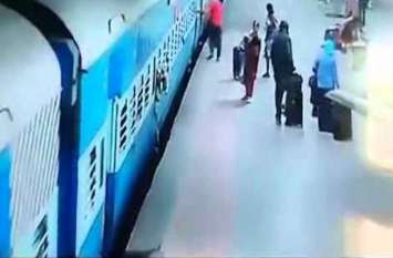 VIDEO: man attacked and thrown away from running train VIDEO युवक पर हमला कर गिरा दिया चलती ट्रेन से नीचे, पहले सिर पर मारा फिर....