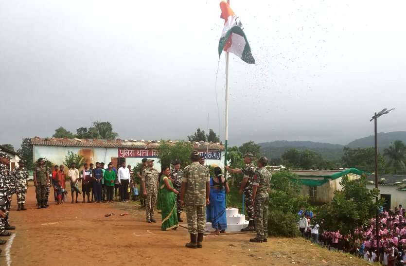 Chintagufa Police station CG के इस धुर नक्सल प्रभावित थाने में मंत्री, नेता, अधिकारी नहीं, इस महिला ने फहराया तिरंगा, पुलिस ने भी दी सलामी