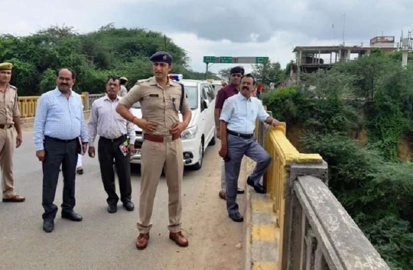 Chambal river water level crossed from danger mark अफसरों ने किया गांवों का भ्रमण, इटावा में चंबल नदी का जलस्तर खतरे के निशान से पार, लोगों में मचा हडकंप