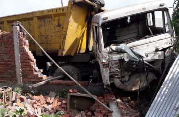 Road Accident : The driver rammed the vehicle into the house धड़ाम की आवाज से घर वालों की टूट गई नींद, बाहर आए तो नजारा देख फटी रह गई आंखें