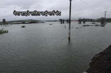 Water is visible everywhere चारों तरफ पानी ही पानी नजर आ रहा