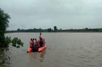 Heavy rain forecast in Baran राजस्थान : भारी बारिश के चलते उफान पर नदियां, टापू बने बारां के कई गांव, लोगों के सामने भोजन को लेकर खड़ा हुआ संकट