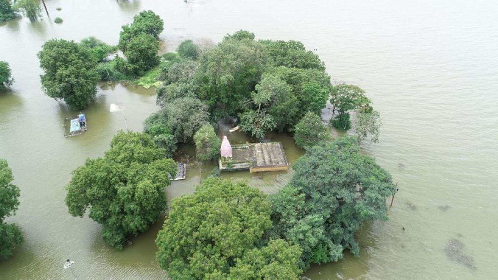 Badwani Dutt temple in Narmda River