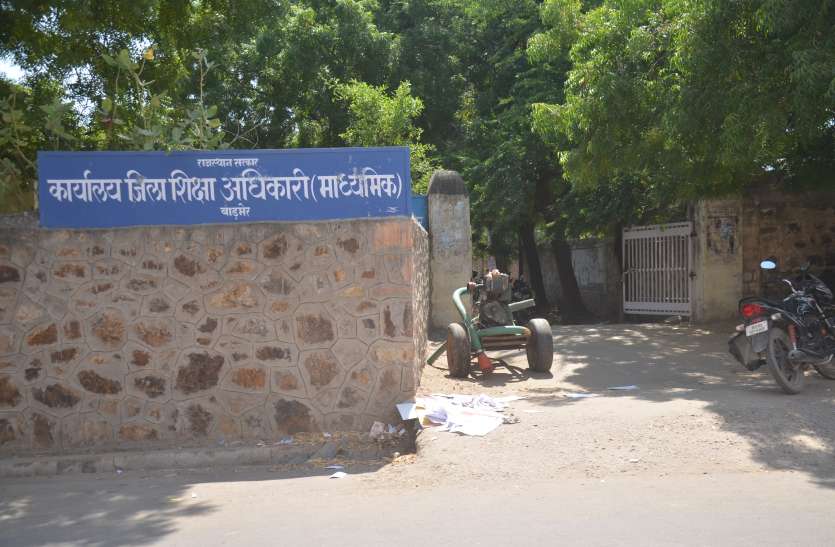teachers transferred, withdrawn after protests आनन-फानन में किए शिक्षकों के तबादले, मामला बढ़ा तो वापस लिए आदेश