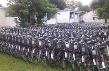 Students, bicycles, school, mud, bhind news, bhind news in hindi, bhin छात्र-छात्राएं साइकिलें नहीं मिलने से पैदल कीचड़ में से स्कूल जाने को मजबूर