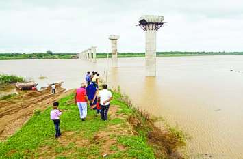 bhind on red alert because of chambal river water level increases चंबल नदी उफान पर, गुरुवार देररात कोटा बैराज से छोड़ा 1.25 लाख क्यूसेक पानी