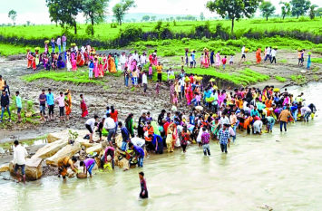 Bhujaria festival 2019 : offered Bhujaria to God by reaching temples Bhujaria festival 2019 : मंदिरों में पहुंचकर भगवान को अर्पित की भुजरियां और भुलाए गिले-शिकवे