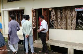 mp theft news : Theft by breaking the lock of the house mp theft news : रिटायर्ड जज के सूने मकान में सात ताले तोड़े, चुरा ले गए नगदी, कपड़े, ज्वैलरी