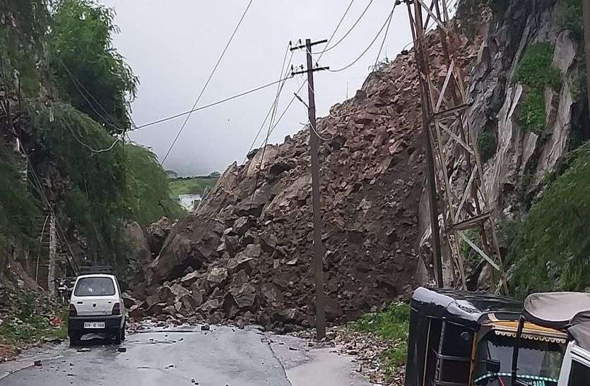 fallen mountain on the road in ajmer Heavy rain in ajmer : धड़ाम से सड़क पर आ गिरा पहाड़, जिसने देखा रह गया हैरान