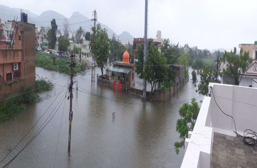 fallen mountain on the road in ajmer Heavy rain in ajmer : धड़ाम से सड़क पर आ गिरा पहाड़, जिसने देखा रह गया हैरान