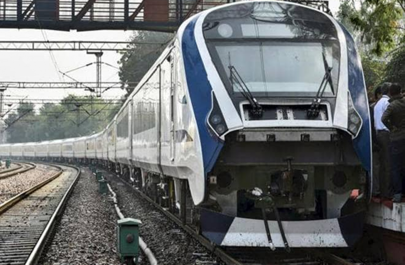 lucknow इटावा में वंदे भारत ट्रेन से टकराया सांड़, हल्दिया एक्सप्रेस का इंजन फेल