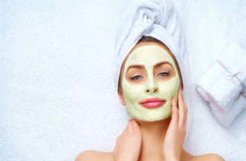 face pack for glowing and fair skin at home ये फेसपैक चेहरे को बनाएंगे खूबसूरत, जानें कैसे लगाएं