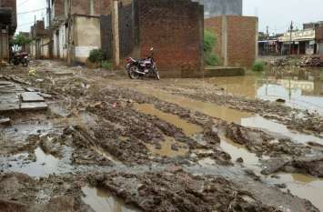 Crores spent on paper, pit on roads कागजों में करोड़ों खर्च, सड़कों पर गड्ढे