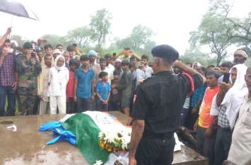 Jhunjhunu News: Army soldier funeral with military honors गगनभेदी नारों के बीच सैनिक सम्मान के साथ राजस्थान के लाल का अंतिम संस्कार