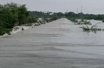 Incoming of water in Luni River increased लूनी नदी उफान पर, ग्रामीणों का हुजूम नदी को देखने उमड़ा