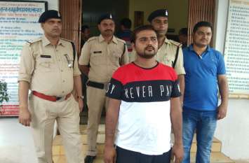 Ambikapur crime: Police caught fake police who looted clerk नकली पुलिस का जब असली से हुआ सामना तो सामने आ गई ये हकीकत, सीसीटीवी में कैद हो गया था चेहरा