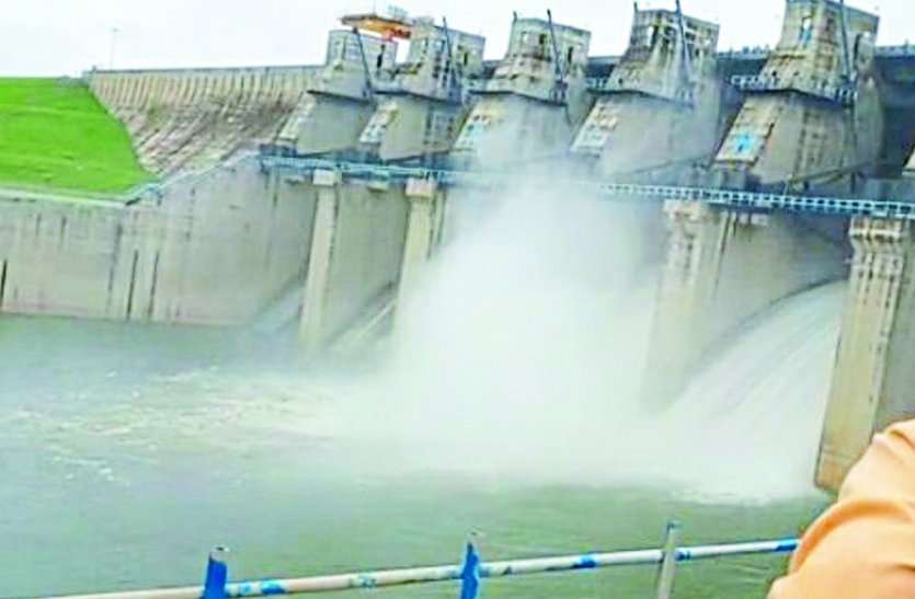 Two gates opened of Machagora dam Heavy Rain: रिकॉर्ड स्तर पर पहुंचा पानी, छलक रहे डैम