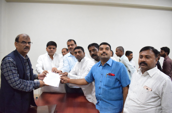 SP MLA Sangram Yadav meet Azamgarh DM एक्सप्रेस-वे के कम मुआवजे से नाराज विधायक ने की डीएम से मुलाकात