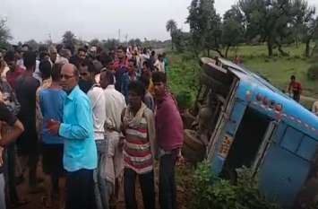 bus accident in chittorgarh, 6 injured: Negligent driver: road acciden गुटखा खाने के दौरान ड्रायवर ने कराया एक्सीडेंट, अनियंत्रित होकर बस पलटी, 6 घायल