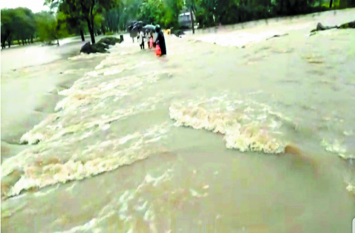 Heavy rain : youth dies due to drowning in water, dam gates opened Heavy rain : बारिश ने बरपाया कहर , पुलिया पार करा रहा युवक बहा, कुंडालिया के 11 और मोहनपुरा डैम के 12 गेट खोले , देखें वीडियो