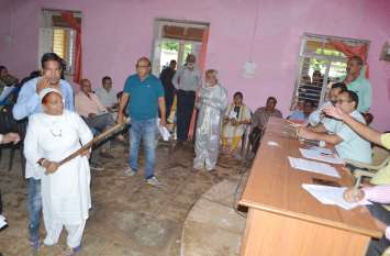 Neemuch Nagar Palika Letest News In Hndi Nagar Palika यहां ऐसा क्या हुआ कि महिला पार्षद लट्ठ लेकर पहुंची परिषद कक्ष में