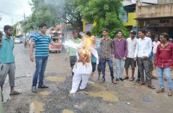 Protest Against Neemuch Nagar Plaika President Protest यहां ऐसा कुछ हुआ जिसके बाद यादव समाज ने कर दिया नपाध्यक्ष का पुतला दहन