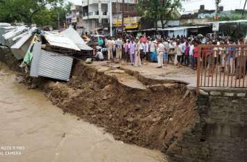 kukdeshvar divvar news ऐसा क्या था इस दीवार में, जो टूटते ही हुई गुमटियों की बारिश