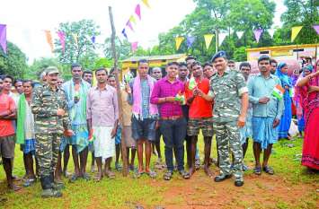 Police entered Naxalite area, hoisted the Tiranga in Independence Day काला झंडा फहराने की थी सूचना, आधी रात माओवादियों की मांद में घुसे जवान, तीन गांव में सात जगह फहराया तिरंगा
