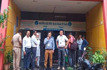 hapur state bank of india branch roof fall in bank in hapur BANK में लाइन लगाकर खड़े थे लोग अचानक हुआ कुछ ऐसा कि मच गई भगदड़, काउंटर छोड़ अधिकारी भी भागे- देखें वीडियो