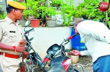 Youths put red chili powder in the eyes of police personnel संदिग्धों ने रात्रि गश्त कर रहे पुलिस जवानों की आंखों में लाल मिर्ची झोंकी, एक युवक फरार, दूसरे को दबोचा, दोनों निकले कॉलेज के छात्र