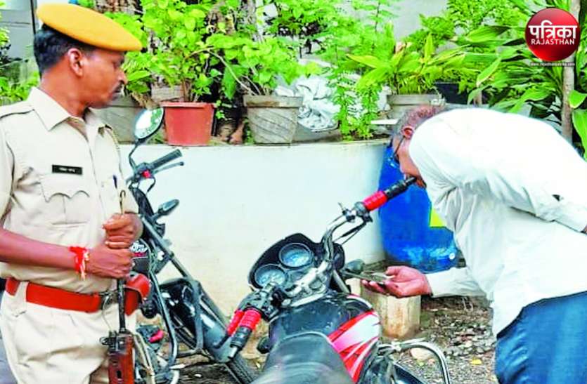 banswara संदिग्धों ने रात्रि गश्त कर रहे पुलिस जवानों की आंखों में लाल मिर्ची झोंकी, एक युवक फरार, दूसरे को दबोचा, दोनों निकले कॉलेज के छात्र