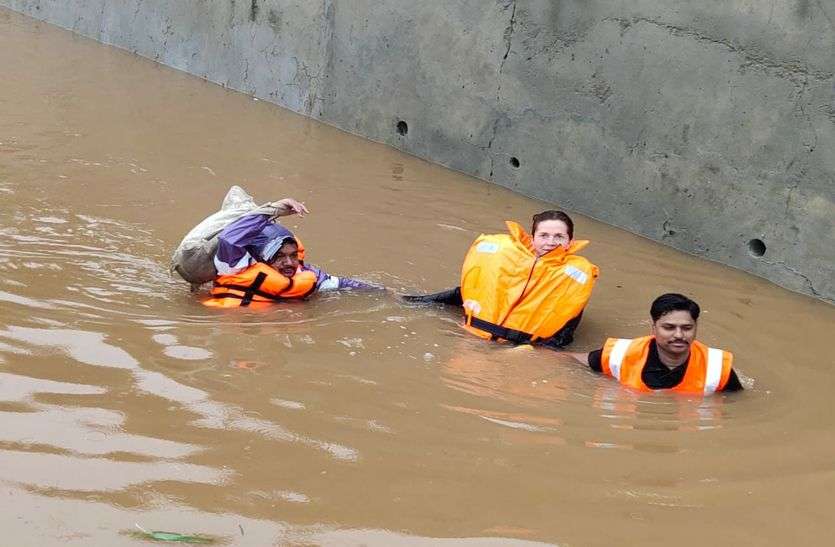 Heavy Rain in Pushkar, foreign Tourists rescued by Army and Police Heavy Rain in Pushkar : संकट में आई विदेशी पर्यटकों की जान, सेना व पुलिस ने रेस्क्यू कर बाहर निकाला