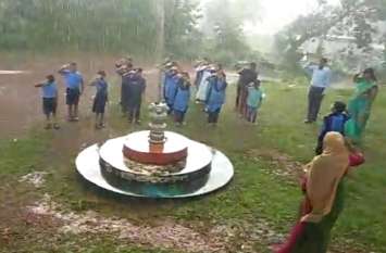 kids sing national anthem in heavy rain in Mangaluru, video viral Video : मैंगलुरु के एक स्कूल में शान से लहराया तिरंगा, काले बादल भी नहीं तोड़ सकें बच्चों का हौसला