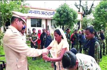 Dedicated female Maoist tied Rakhi to Superintendent of Police जिस पर है 26 जवानों की हत्या का आरोप, उसी ने एसपी को बांधी राखी, कहा इनपर किसी ने 1 गोली चलाई उसपर मैं 10 चलाऊंगी