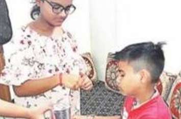 court order sister tied brother after four years on raksha bandhan कोर्ट के आदेश पर बहन ने चार साल बाद भाई को बांधी राखी, जिसने भी देखा भावुक हो गया